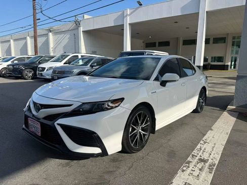 Used 2021 Toyota Camry SE w/ Audio Upgrade Package FWD image 1
