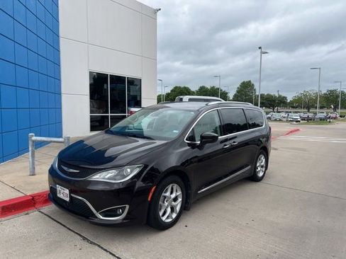 Used 2019 Chrysler Pacifica Touring-L Plus w/ Advanced Safetytec Group image 2