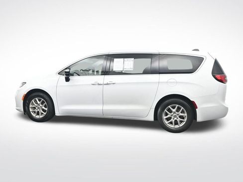 Used 2025 Chrysler Pacifica Select FWD image 10
