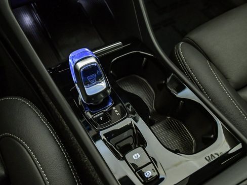 Certified 2025 Volvo XC40 B5 Plus w/ Climate Package image 25