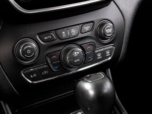 Used 2022 Jeep Cherokee Limited w/ Elite Package image 35