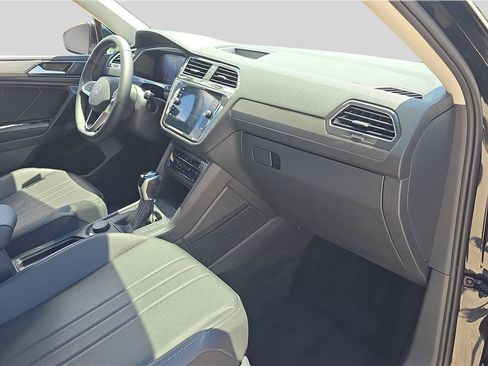 Used 2023 Volkswagen Tiguan SE w/ Panoramic Sunroof Package AWD/4WD image 16