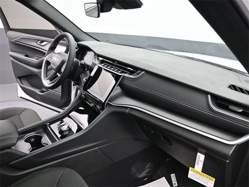 New 2025 Jeep Grand Cherokee L Laredo image 25