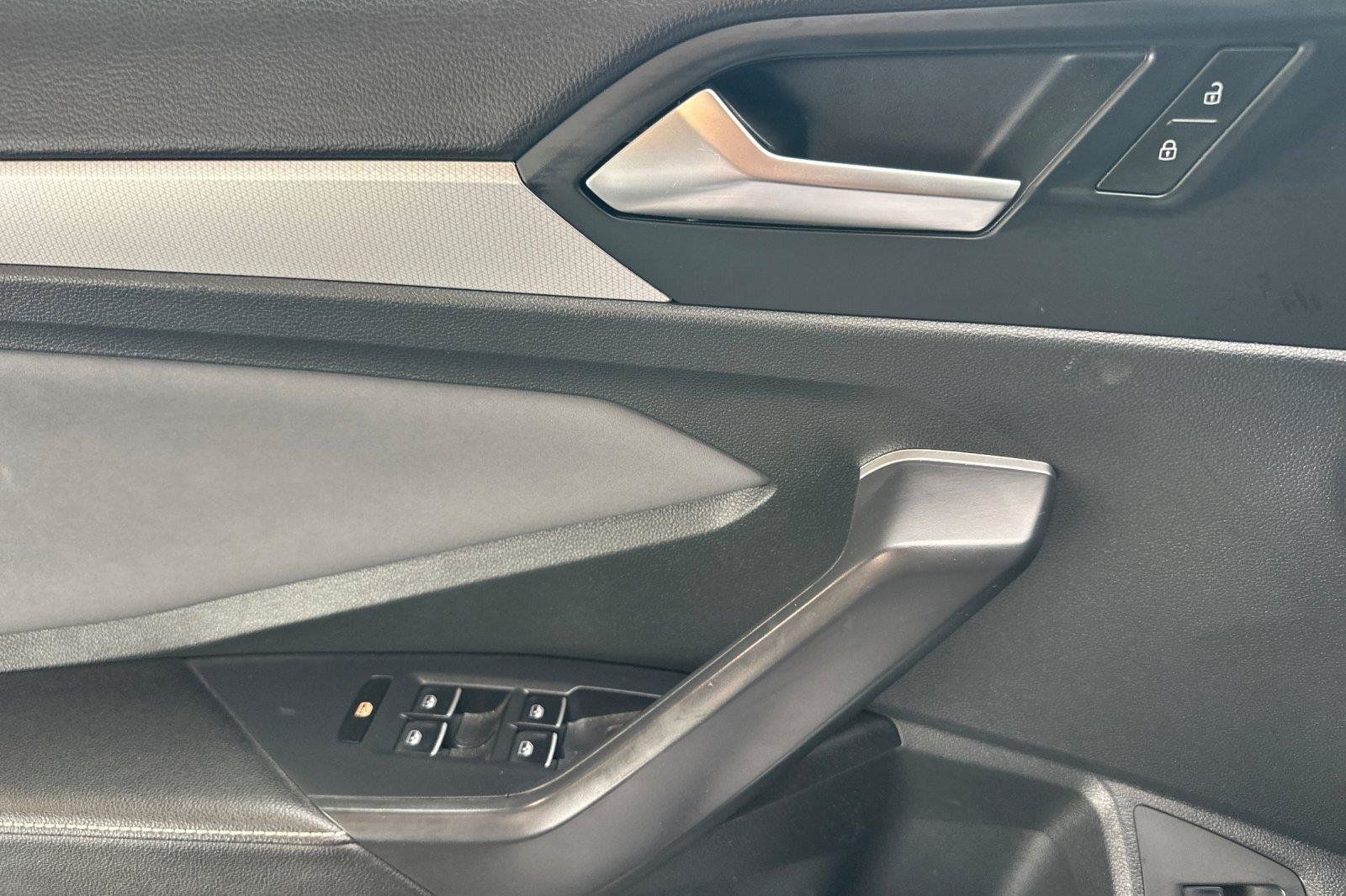 Certified 2025 Volkswagen Jetta SE FWD image 11