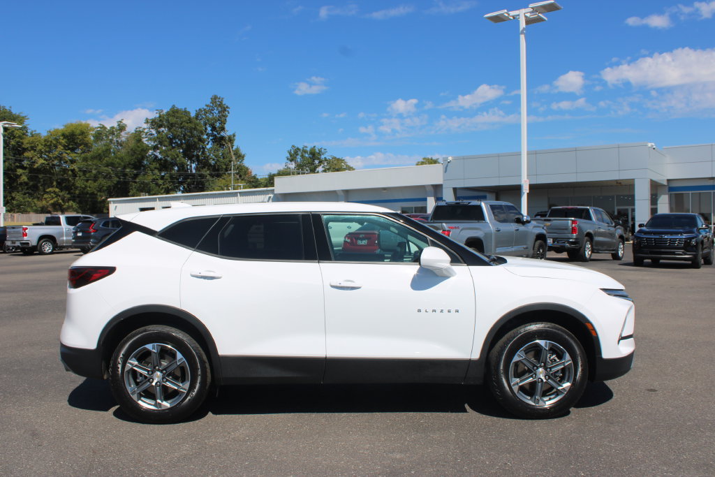 Used 2025 Chevrolet Blazer LT FWD image 11
