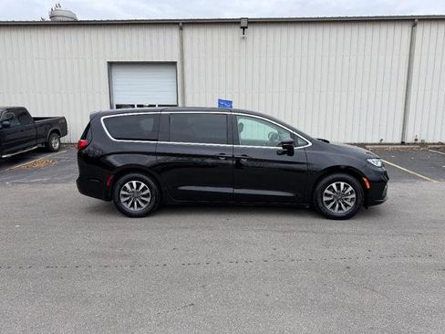 Used 2024 Chrysler Pacifica Limited FWD image 4