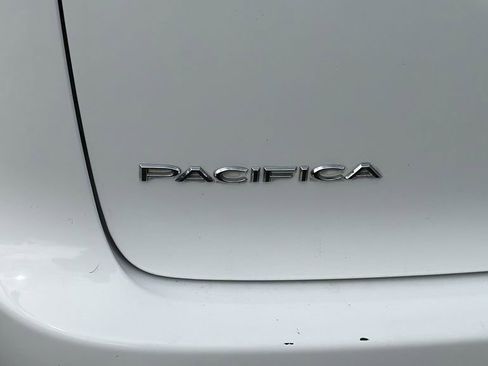 Used 2022 Chrysler Pacifica Touring-L w/ Uconnect Theater Family Group image 12