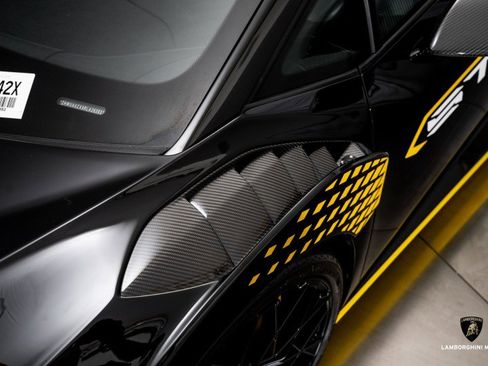 Used 2024 Lamborghini Huracan STO image 12