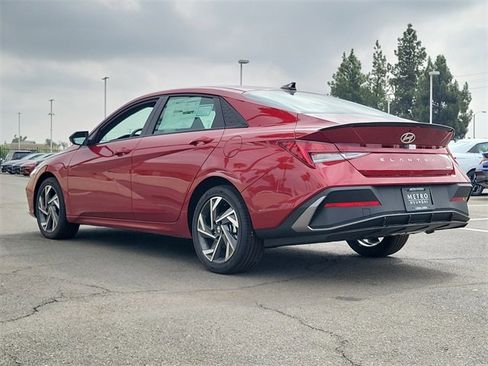 New 2025 Hyundai Elantra SEL image 2