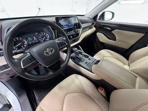 Used 2025 Toyota RAV4 XLE Premium w/ Weather Package AWD/4WD image 13