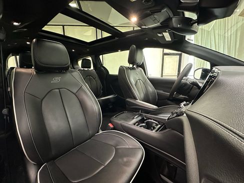 Used 2026 Chrysler Pacifica Limited w/ S Appearance Package FWD image 23