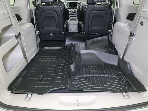 Used 2024 Chrysler Pacifica Touring-L FWD image 11