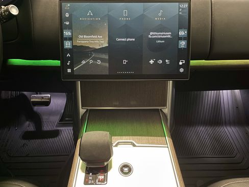 Certified 2025 Land Rover Range Rover SE image 19