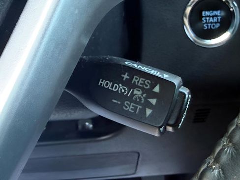 Used 2019 Toyota Highlander XLE FWD image 26