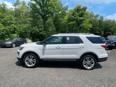 Used 2018 Ford Explorer XLT w/ Equipment Group 202A AWD/4WD image 9
