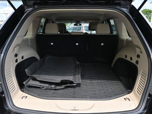 Used 2019 Jeep Grand Cherokee Laredo AWD/4WD image 26