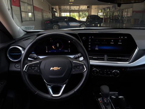 Used 2025 Chevrolet Trax LT w/ LT Convenience Package FWD image 13