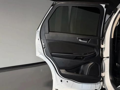 Used 2018 Ford Edge SE FWD image 15
