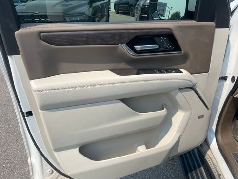 Used 2025 GMC Yukon XL Denali w/ Denali Reserve Package AWD/4WD image 13