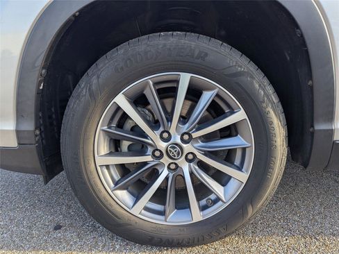 Used 2019 Toyota Highlander XLE image 7