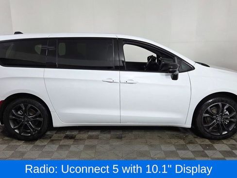 Used 2026 Chrysler Pacifica Select image 9