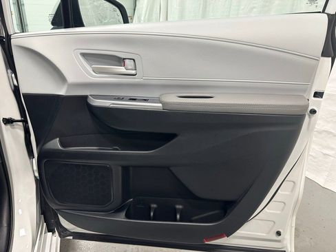 Used 2025 Toyota Sienna LE image 59