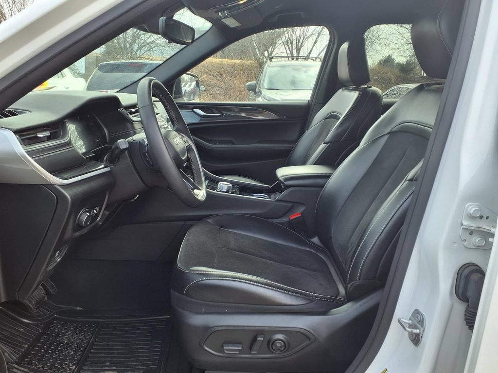 Used 2023 Jeep Grand Cherokee Altitude AWD/4WD image 7