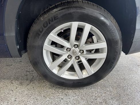 Used 2015 Toyota Highlander LE FWD image 25