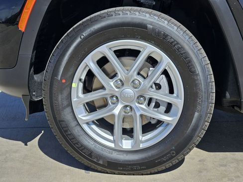 New 2026 Jeep Grand Cherokee Laredo image 11