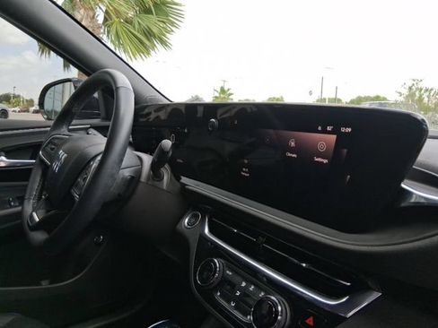 Used 2025 Buick Envista Sport Touring w/ Experience Buick Package FWD image 11