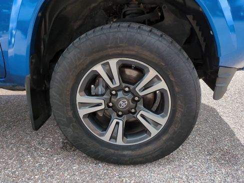 Used 2018 Toyota Tacoma TRD Sport w/ Technology Package image 11