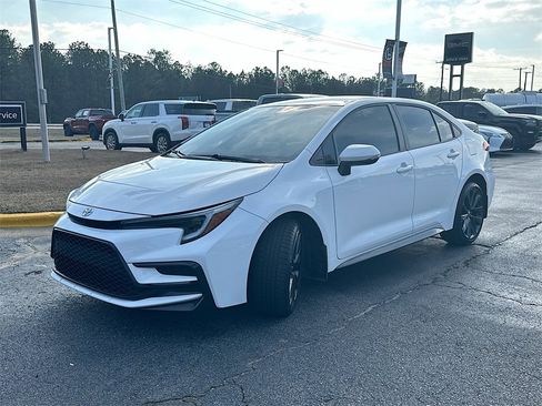 Used 2024 Toyota Corolla SE image 2
