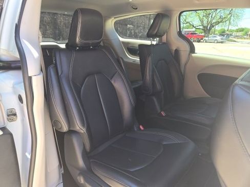 Used 2024 Chrysler Pacifica Select image 17