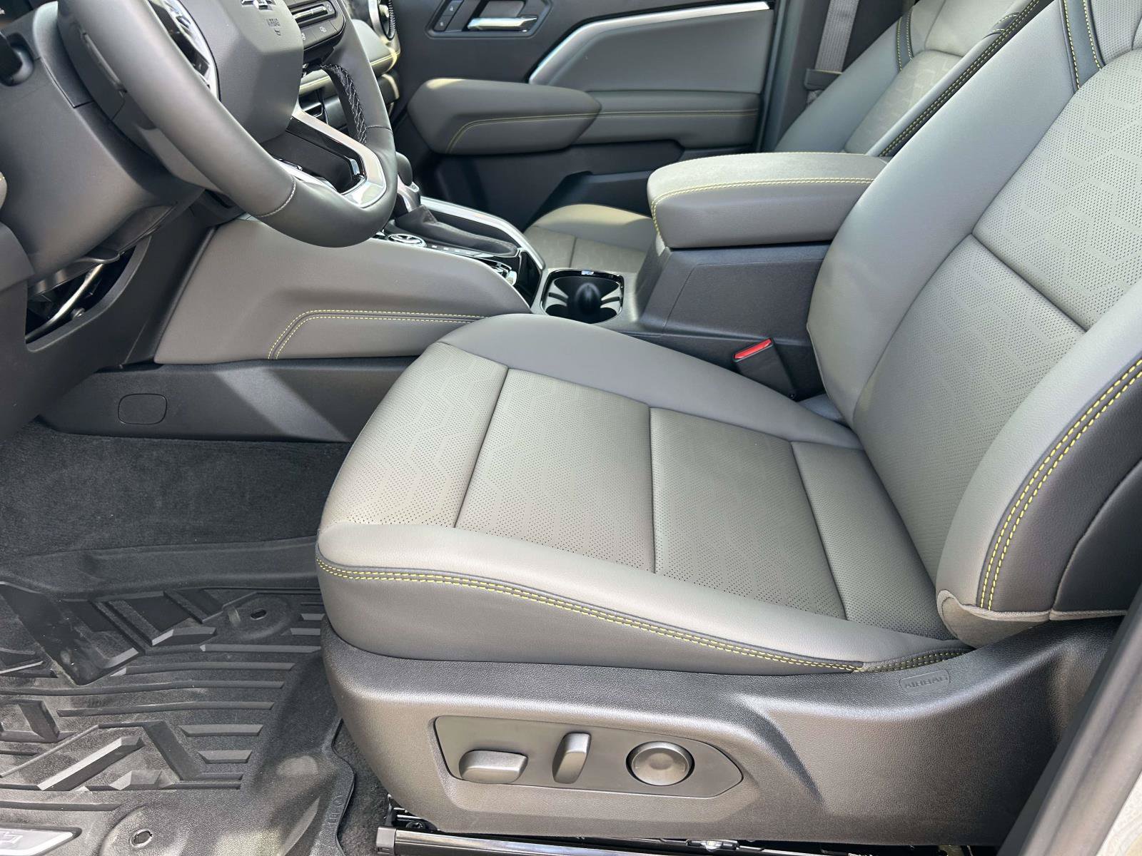 New 2026 Chevrolet Colorado ZR2 w/ Technology Package AWD/4WD image 17