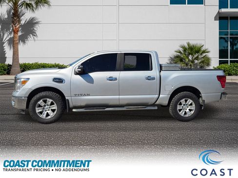 Used 2017 Nissan Titan SV image 3