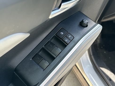 Used 2024 Toyota Highlander XLE AWD/4WD image 13