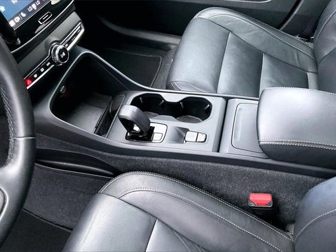 Used 2024 Volvo XC40 B5 Core image 17