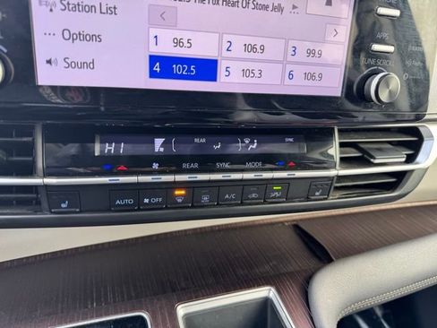 Used 2021 Toyota Sienna XLE image 14