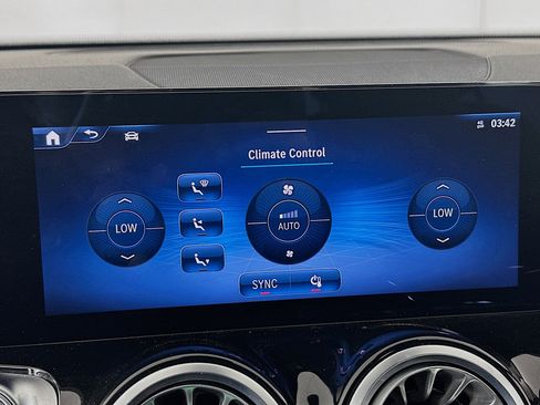 Used 2025 Mercedes-Benz GLB 250 4MATIC image 23