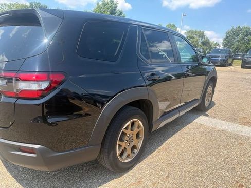 Used 2023 Honda Pilot LX image 3