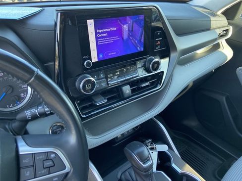 Used 2023 Toyota Highlander LE FWD image 23