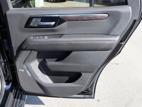 Used 2025 Chevrolet Tahoe Premier AWD/4WD image 36