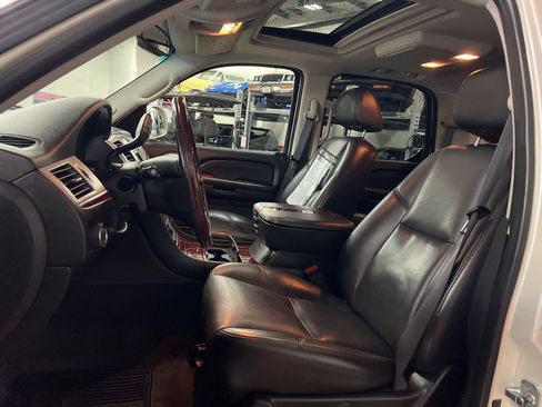 Used 2007 Cadillac Escalade AWD w/ Climate Package image 9