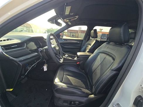 Used 2023 Jeep Grand Cherokee Overland AWD/4WD image 6