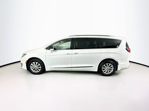 Used 2019 Chrysler Pacifica Touring-L FWD image 4