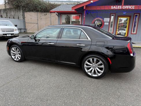 Used 2018 Chrysler 300 Limited image 11