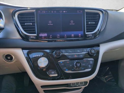Used 2023 Chrysler Pacifica Touring-L FWD image 14