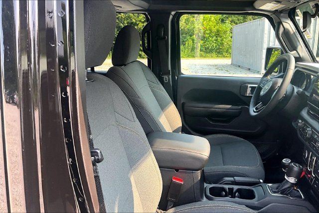 Used 2025 Jeep Gladiator Sport AWD/4WD image 7