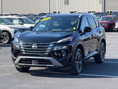 Used 2025 Nissan Rogue SL w/ Tech Package FWD image 10
