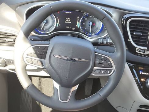 Used 2024 Chrysler Pacifica Touring-L FWD image 25